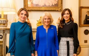 La reine Camilla reçoit Rania de Jordanie et Mary de Danemark à Clarence House