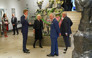 Charles III et Camilla au Victoria & Albert Museum à Londres pour une exposition sur la mode africaine