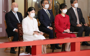 Aiko et Kako duJapon à un concert de gagaku au Palais impérial de Tokyo