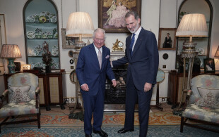 Le roi Charles III reçoit le roi Felipe d'Espagne à Clarence House
