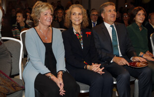 Vente aux enchères pour la fondation Nuevo Futuro à Madrid en présence de l'infante Elena