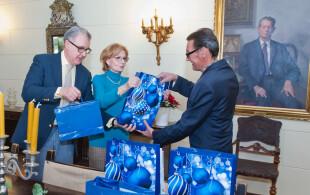 Margareta et Radu de Roumanie remettent des cadeaux de Noël au personnel au Palais Elisabeta