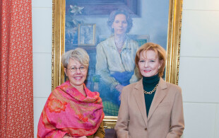 La princesse Margareta de Roumanie reçoit l'ambassadrice de Suède Therese Hyden au palais Elisabeta