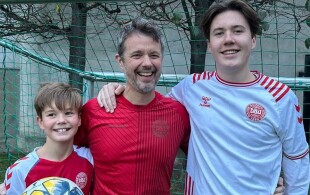Frederik, Christian et Vincent de Danemark avant le match Danemark-Australie