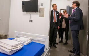 Le grand-duc Henri de Luxembourg a inauguré le centre pénitentiaire Ueschterhaff dans la commune de Sanem