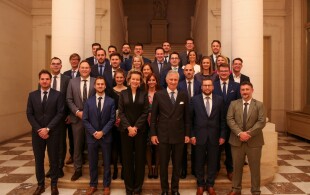 Les souverains belges dînent avec 28 jeunes bourgmestres au château de Laeken