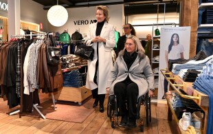 Mathilde de Belgique à Merchtem dans un magasin adapté aux personnes souffrant de handicaps