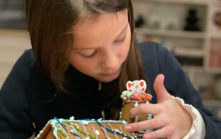 Athena de Danemark confectionnant une maison en pain d'épices