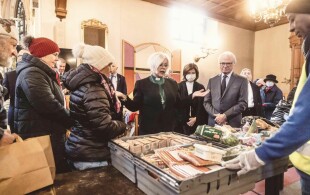 Les souverains suédois à l'église Sainte Claire à Stockholm qui distribue des repas aux plus démunis