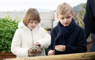 Jacques et Gabriella de Monaco au musée océanographique pour le conditionnement de jeunes tortues