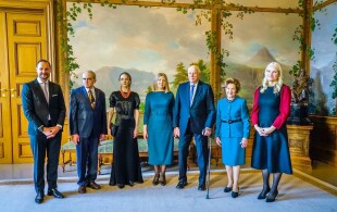La famille royale de Norvège reçoit les lauréats 2022 du Prix Nobel de la Paix