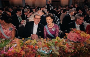 La reine Silvia de Suède à l'hôtel de ville de Stockholm pour le banquet des Nobel 2022