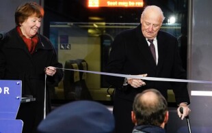 Harald de Norvège inaugure la ligne de train rapide entre Oslo et Ski