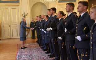 La reine de Danemark reçoit les nouveaux lieutenants de l'armée de l'air à Amalienborg