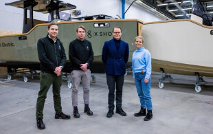 Daniel de Suède à Nyköping visite une société de bateau électrique