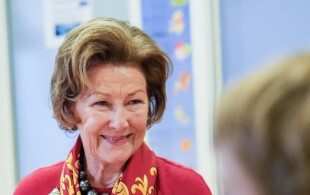 La reine Sonja de Norvège en visite auprès des enfants de l'hôpital universitaire de Akershus