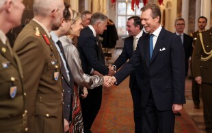 Henri et Guillaume de Luxembourg au château de Berg pour une réception avec des soldats et policiers