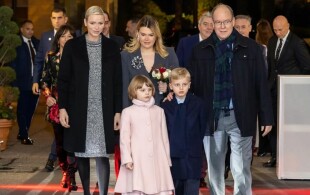 Albert, Charlène, Jacques et Gabriella de Monaco, Camille Gottlieb aux 40 ans de présidence de la Croix-Rouge du prince