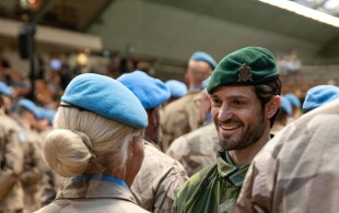 Carl Philip de Suède décore des militaires  au retour d'une mission au Mali
