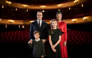 Victoria, Daniel, Estelle et Oscar de Suède à l'Opéra royal à Stockholm pour le spectacle Cendrillon