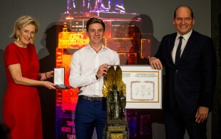Astrid de Belgique remet le trophée du mérite sportif 2022 à remco Evenepoel