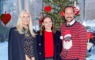 Haakon, Mette-Marit, Ingrid Alexandra de Norvège au Rikshospitalet à Oslo pour rendre visite aux enfants la veille de Noël