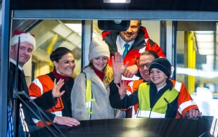 Victoria et Daniel de Suède, Estelle et Oscar de Suède à Ulvsunda pour saluer les chauffeurs des transports en commun