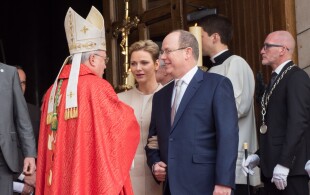 Albert et Charlène de Monaco avec Monseigneur Barsi