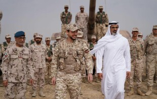 Hussein de Jordanie à des manoeuvres à Abu Dhabi