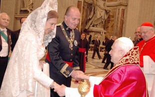 Le pape Benoît XVI, nouvellement élu, rencontre le roi d'Espagne Juan Carlos et la reine Sofia après la messe inaugurale du pape au Vatican, le 24 avril 2005.