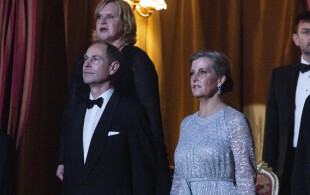 Lorsque résonne l'hymne "God Save the King" pour la première fois pour le Royal Variety Performance, l'émotion est palpable, le 1er décembre 2022.
