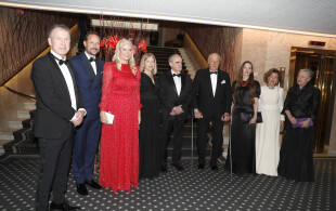 Harald, Sonja, Haakon et Mette-Marit de Norvège au Grand Hôtel à Oslo pour le dîner du prix Nobel de la paix 2022