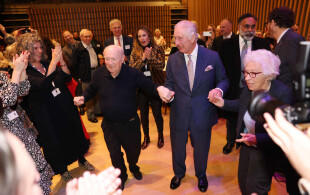 Charles III dans le centre communautaire juif JW3 pour Hanoucca