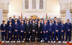 Mohammed VI, Moulay Hassan, Moulay Rachid du Maroc  reçoivent l'équipe nationale de football au Palais royal de Rabat