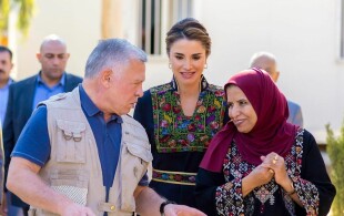 Abdallah et Rania de Jordanie au village de Disi  pour visiter un projet agricole