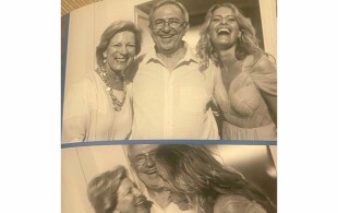 Photo de Constantin, Anne-Marie et Tatiana de Grèce prise en 2010 à la veille du mariage de la princesse Tatiana et du prince Nicolas, diffusée pour rendre hommage au défunt roi
