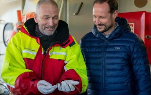 Haakon de Norvège sur un bateau de recherche dans le fjord d'Oslo