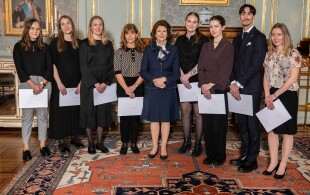 Silvia de Suède remet des bourses scientifiques