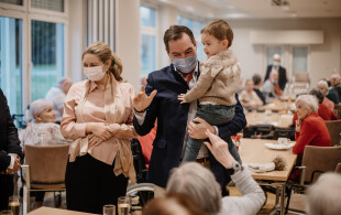 Guillaume et Stéphanie de Luxembourg, Charles de Luxembourg visitent des seniors à Esch-sur-Alzette