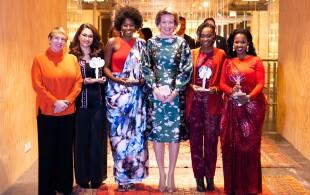 La reine Mathilde remet le prix Awa à Schaerbeek