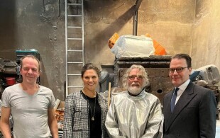 Victoria et Daniel de Suède visitent la plus ancienne fonderie de Scandinavie à Enskede