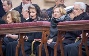 Philippe et Mathilde de Belgique, Sophie d'Espagne aux funérailles du Pape Benoit XVI au Vatican