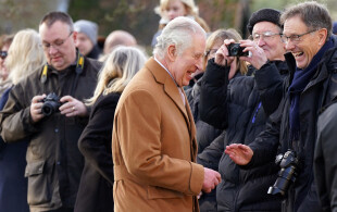 Le roi Charles III à l'office dominical à Castle Rising dans le Norfolk