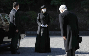 Kako du Japon au mausolée impérial pour les 34 ans de la mort de l'empereur Hirohito