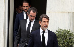 Paul, Nicolas et Philippos de Grèce quittant la résidence du Premier Ministre grec à Athènes