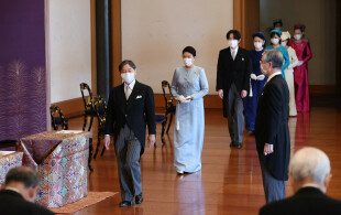 La famille impériale du Japon à la lecture de poésies au Palais impérial à Tokyo