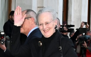 La reine de Danemark à Athènes arrivant à l'hôtel Grande Bretagne