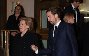 La reine Anne-Marie de Grèce et son fils le prince Philippos à Athènes après le dîner la veille des funérailles du roi Constantin