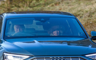 Arrivée de Charles III et Camilla à l'office dominical à Crathie