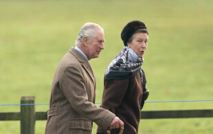 Le roi Charles III et la princesse royale à l'office dominical à Sandringham